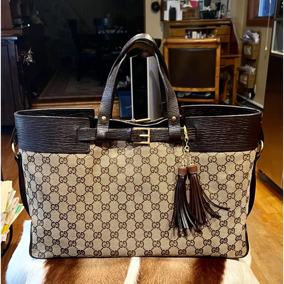 Gucci Handbags - 🚫SOLD🚫Gucci Tote😍Rare Beautiful bag😍 16”x18”x10” EUC